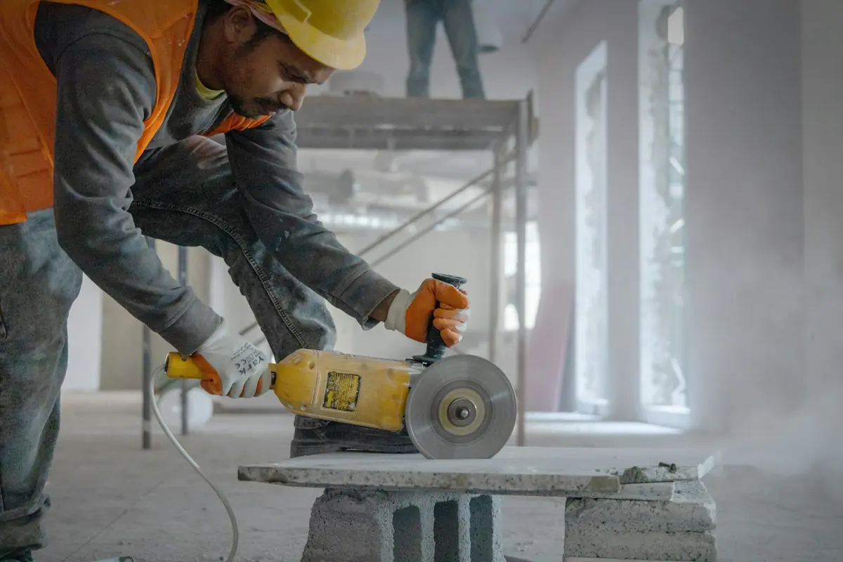Betono pjovimas deimantiniu disku, kyla dulkės